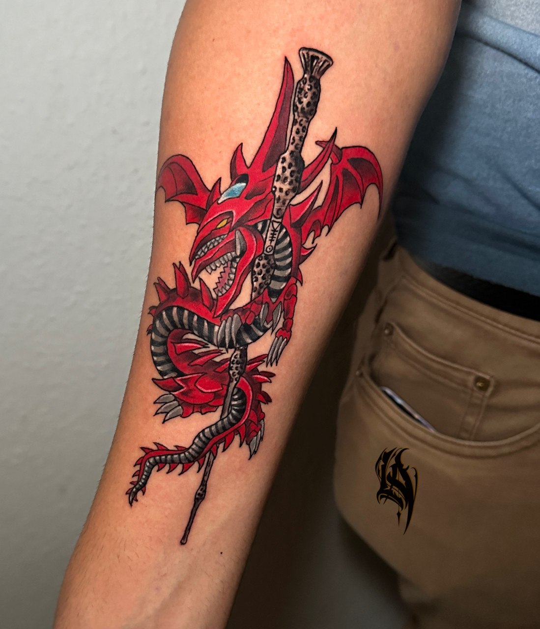 Este tatuaje fue realizado para un fanático de los anime y de harry potter